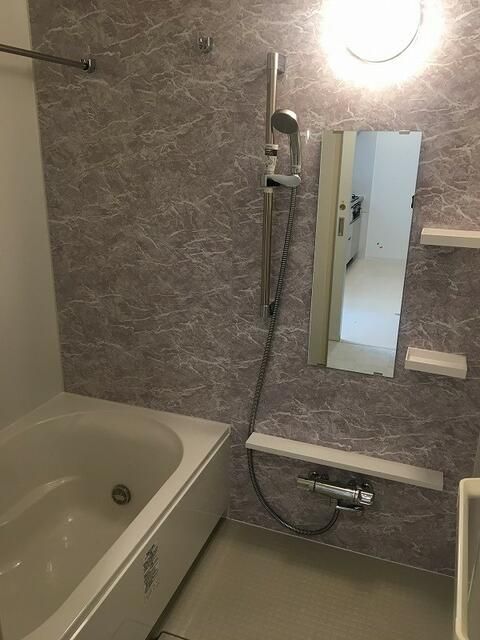 バス・シャワールーム　コンパクトで使いやすいお風呂です