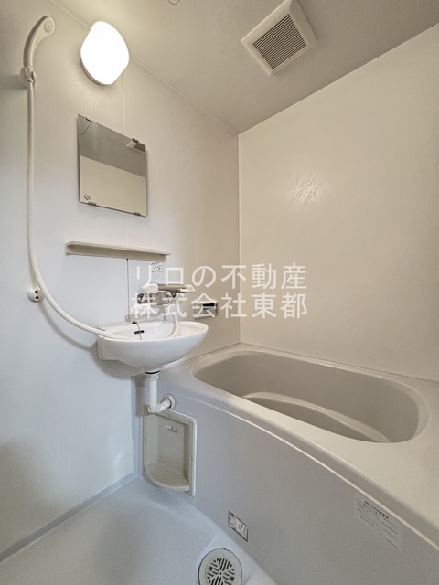 バス・シャワールーム　洗面ボールと一体型のバスルームです♪
