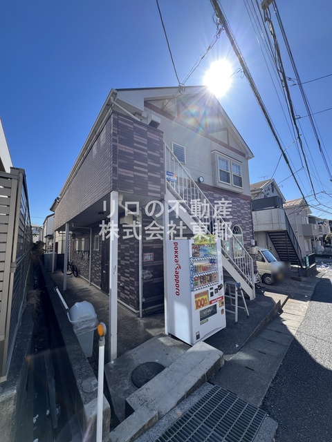 建物外観　１階部分に自動販売機があるので飲み物の購入ラクラクですね♪