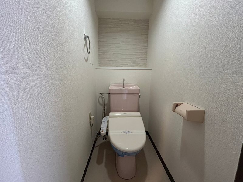 トイレ　清潔感のある洋式トイレは温水洗浄便座がついてます。