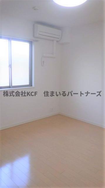 居室・リビング　落ち着いた色調の洋室です