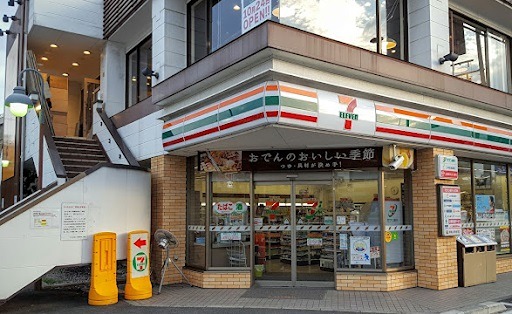 コンビニ　セブンイレブン 大田区南蒲田2丁目店（コンビニ）まで303m
