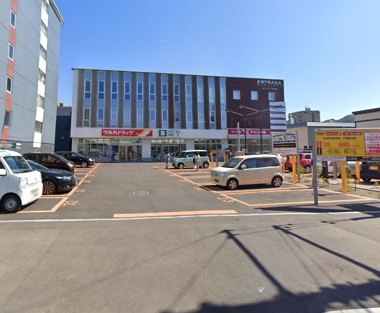 ドラックストア　ツルハドラッグ北円山店（ドラッグストア）まで428m