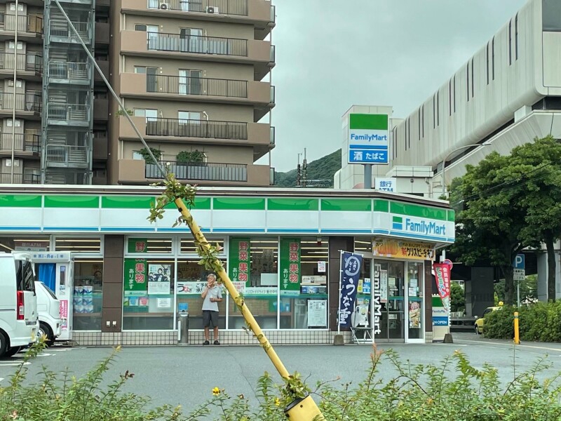 コンビニ　ファミリーマート小倉企救丘駅前店（コンビニ）まで86m