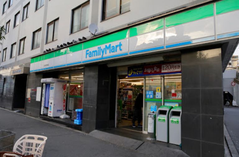 コンビニ　ファミリーマート 新今宮駅前店（コンビニ）まで438m