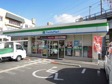 コンビニ　ファミリーマート 忍ヶ丘駅前店（コンビニ）まで667m