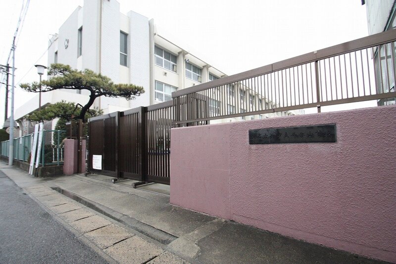 小学校　北名古屋市立西春小学校（小学校）まで466m