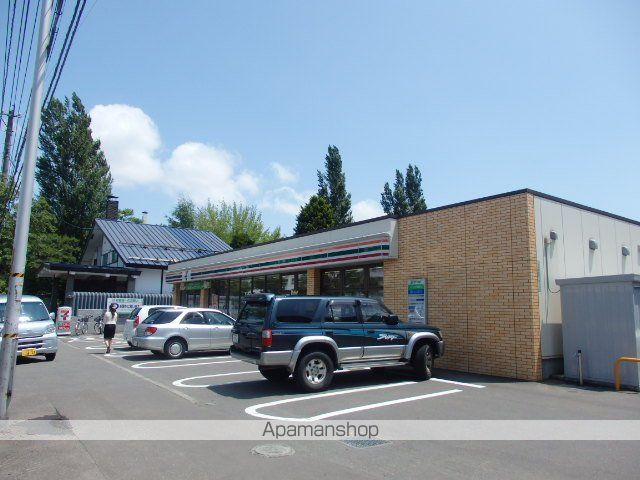 コンビニ　セブンイレブン（コンビニ）まで218m
