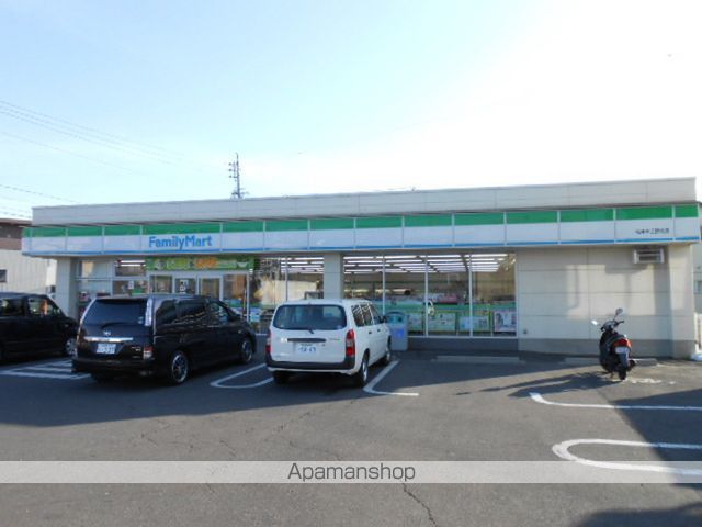 コンビニ　ファミリーマート（コンビニ）まで775m