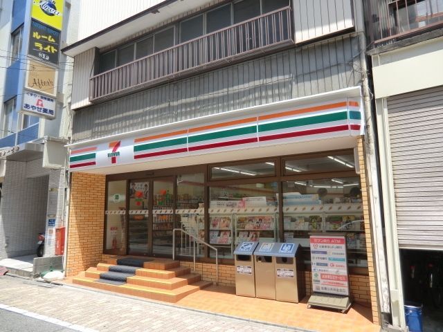 コンビニ　セブンイレブン（コンビニ）まで1061m
