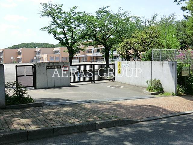 小学校　稲城市立平尾小学校（小学校）まで486m