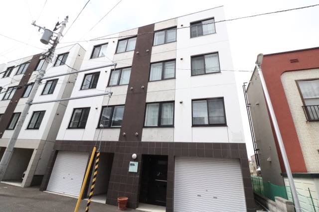 建物外観　４階建ての鉄筋造♪