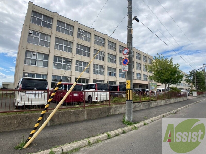 中学校　札幌市立新琴似中学校（中学校）まで1129m