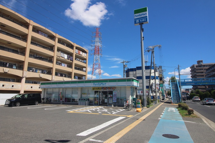 コンビニ　ファミリーマート（コンビニ）まで200m
