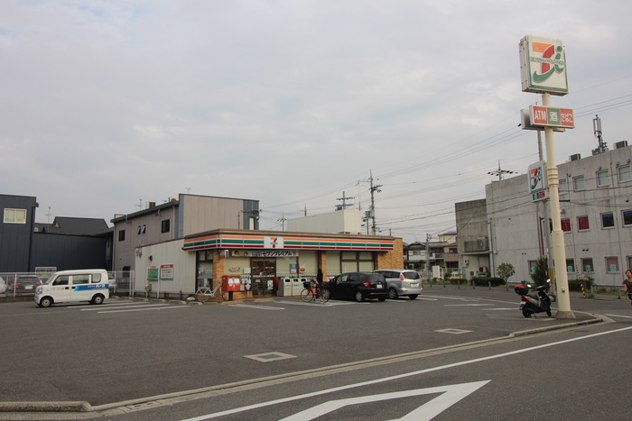 コンビニ　セブンイレブン（コンビニ）まで220m