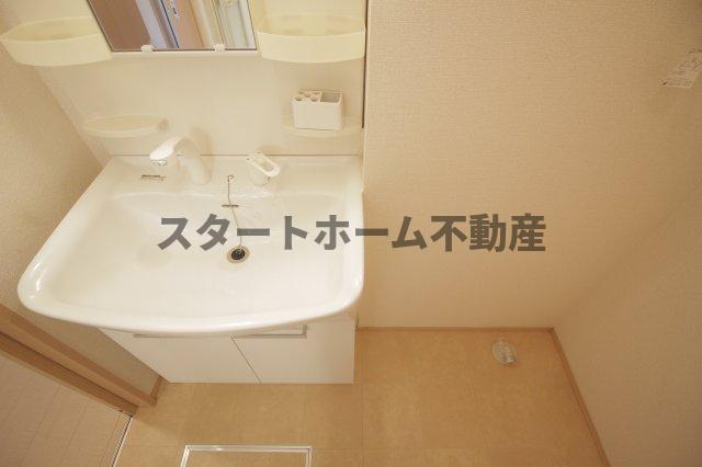 洗面設備　明るい洗面所です