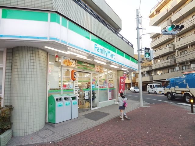 コンビニ　ファミリーマートかねひろ梶ケ谷店（コンビニ）まで496m