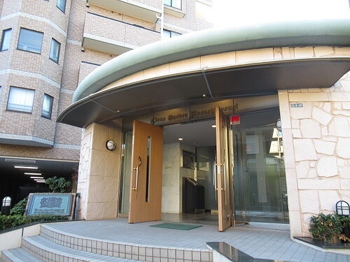 エントランス　重厚感のある建物デザイン♪