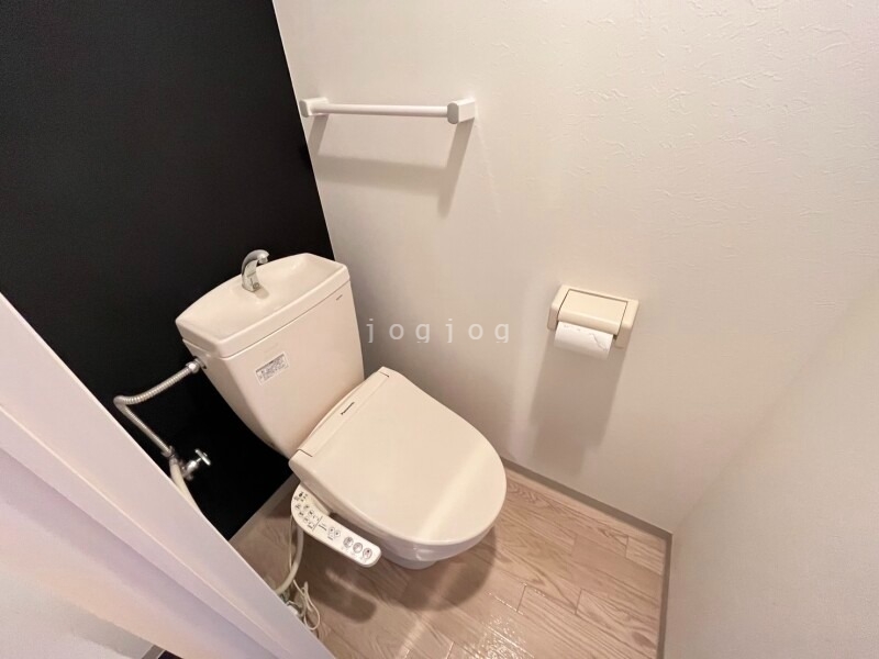 トイレ　嬉しい温水洗浄便座付きのトイレです。