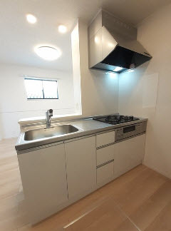 キッチン　角部屋の写真です。中部屋は窓無し。