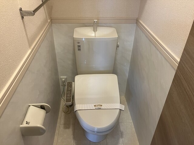 トイレ　温水洗浄暖房便座