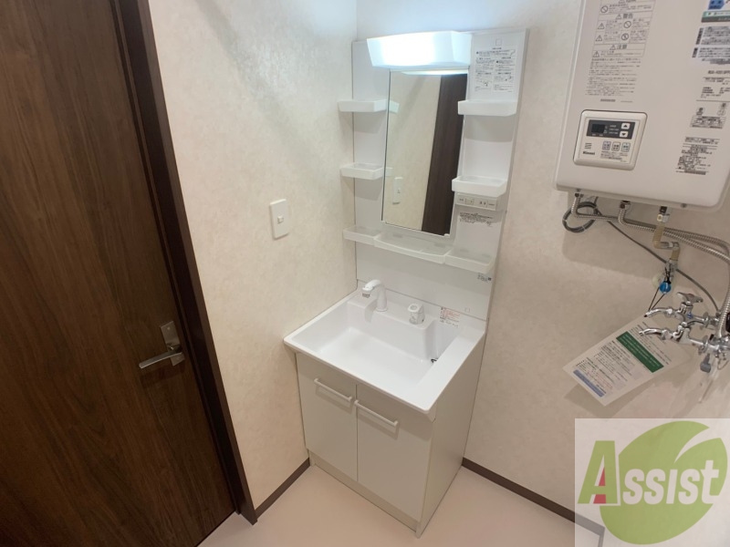 洗面設備　独立洗面台です。大きくてよいですね。シャンプーもできます。