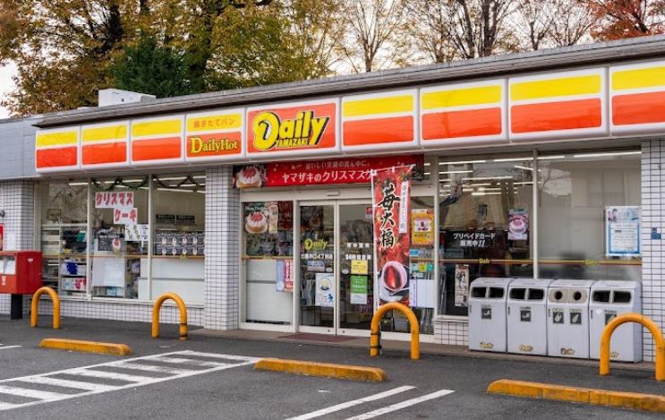 コンビニ　デイリーヤマザキ 三鷹井口4丁目店（コンビニ）まで383m