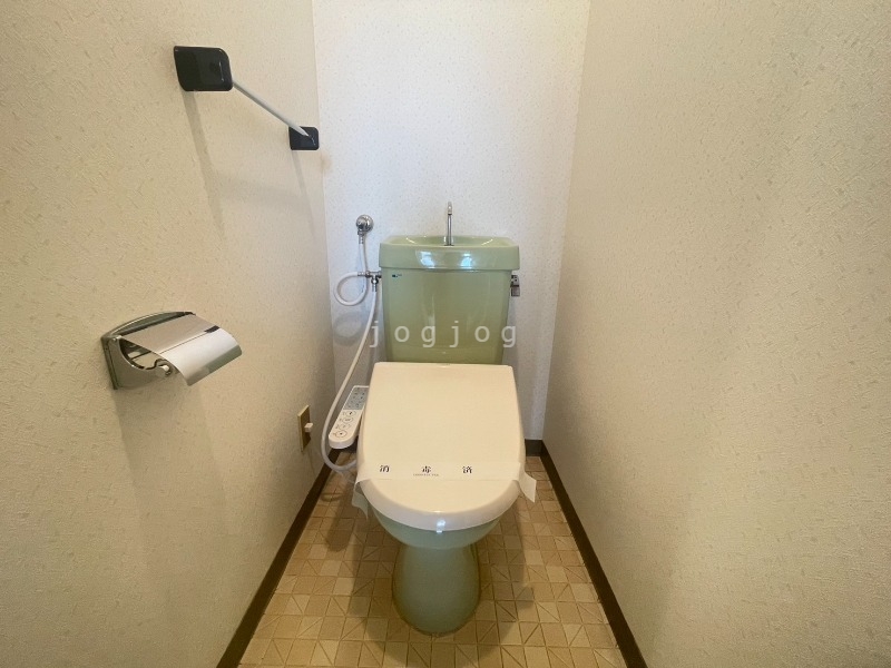 トイレ　嬉しい温水洗浄便座付きのトイレです。