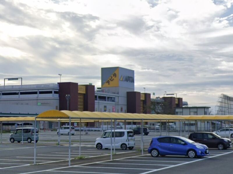 スーパー　アピタ松阪三雲店（スーパー）まで915m
