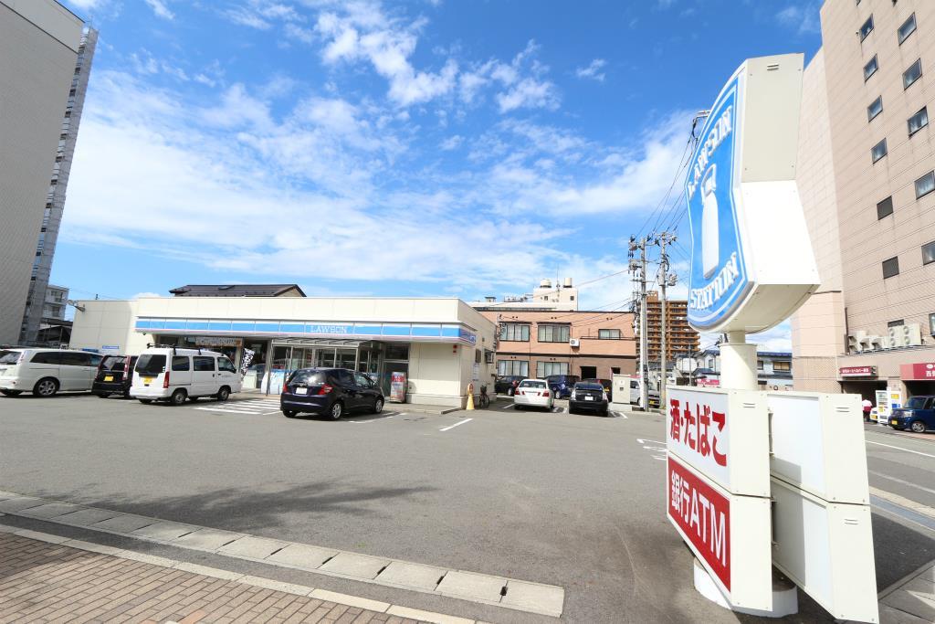 コンビニ　ローソン秋田大町2丁目店（コンビニ）まで400m