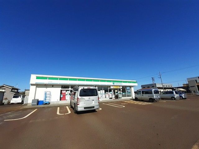 コンビニ　ファミリーマート燕小高店（コンビニ）まで308m