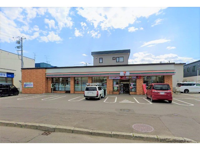 コンビニ　セブンイレブン札幌北郷3条4丁目店（コンビニ）まで571m