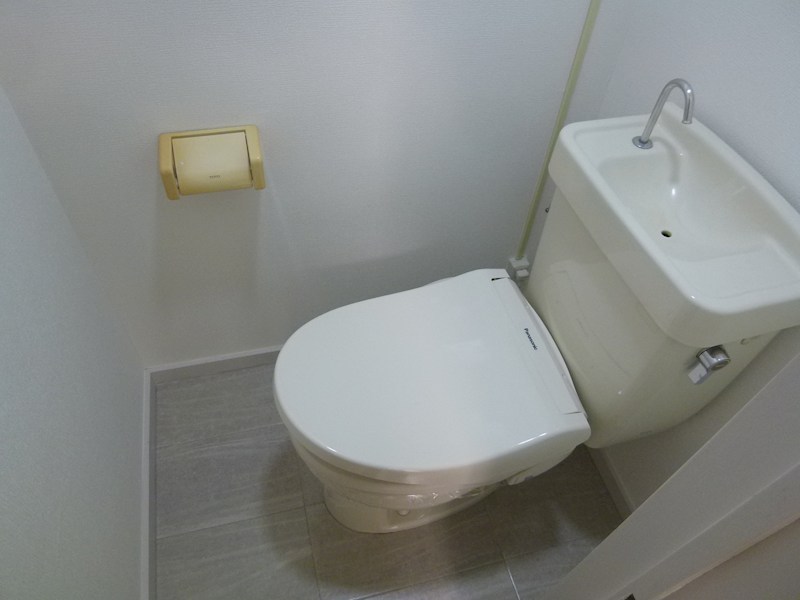 ＪＲ常磐線 荒川沖駅 2階建 築43年のトイレ写真