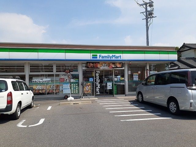 コンビニ　ファミリーマート（コンビニ）まで470m