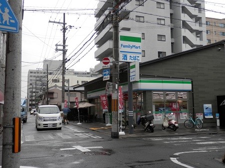 コンビニ　ファミリーマート 柳馬場押小路店（コンビニ）まで374m