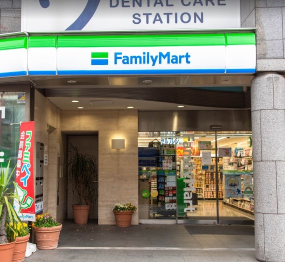 コンビニ　ファミリーマート 高田馬場戸山口店（コンビニ）まで501m