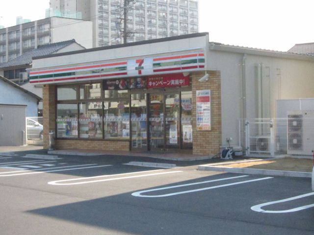 コンビニ　セブンイレブン（コンビニ）まで590m