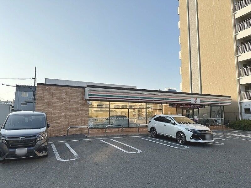 コンビニ　セブンイレブン東大阪高井田本通5丁目店（コンビニ）まで617m