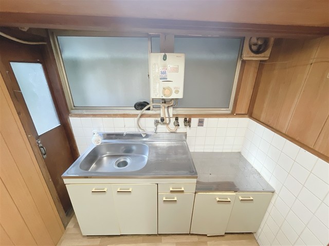 キッチン　瞬間湯沸器は残置物。現況のままのお貸出しになります。