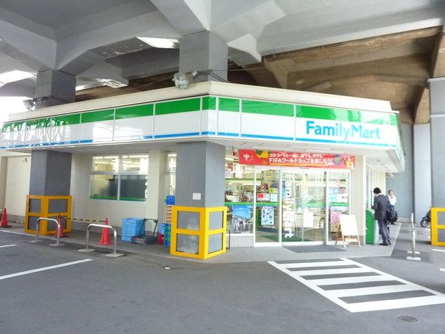 コンビニ　ファミリーマート（コンビニ）まで198m