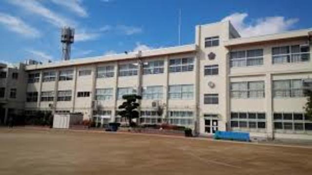 小学校　摂津市立千里丘小学校（小学校）まで643m