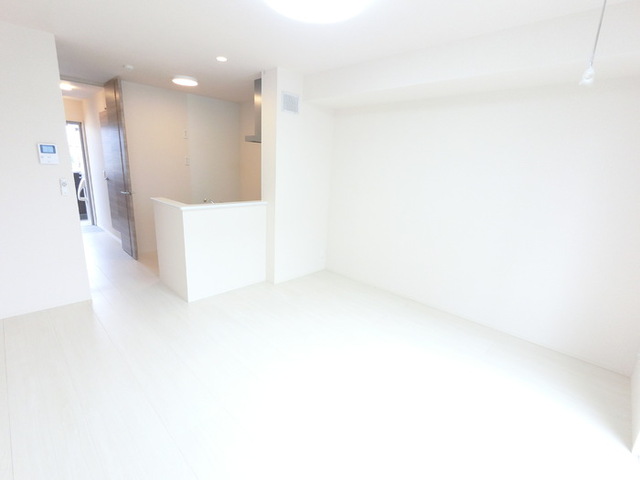 その他部屋・スペース　居室です。照明付いてます。