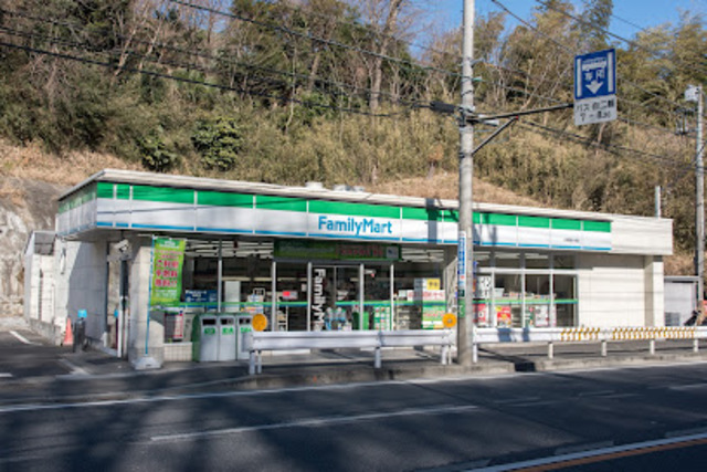 コンビニ　ファミリーマート小浦権太坂店（コンビニ）まで547m