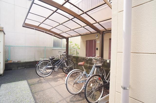 その他共有部分　雨の日でも安心して停められる屋根付駐輪場☆