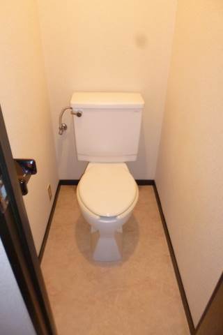 都営三田線 志村三丁目駅 徒歩10分 5階建 築38年のトイレ写真
