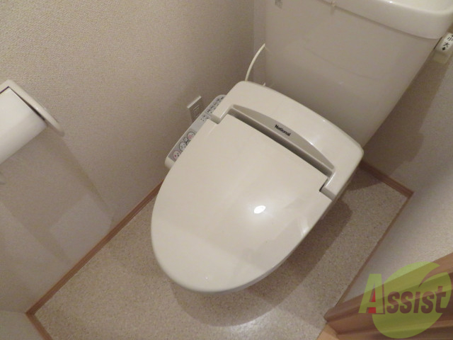 トイレ　トイレは嬉しいウォシュレット機能付きですよー。
