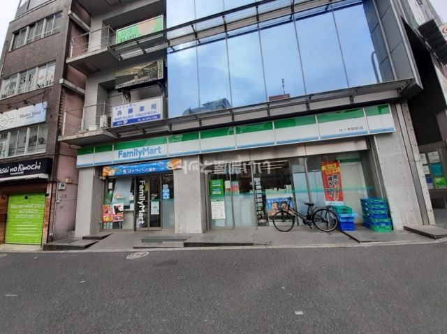 コンビニ　ファミリーマート代々木駅前店（コンビニ）まで495m
