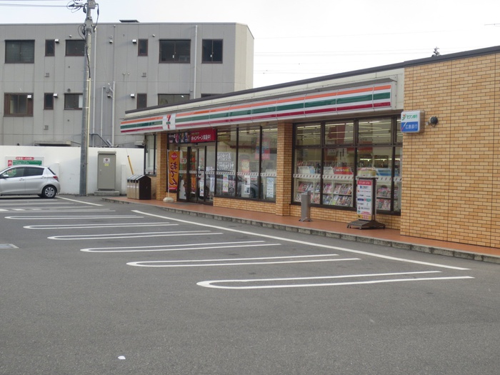コンビニ　セブンイレブン高取北店（コンビニ）まで240m