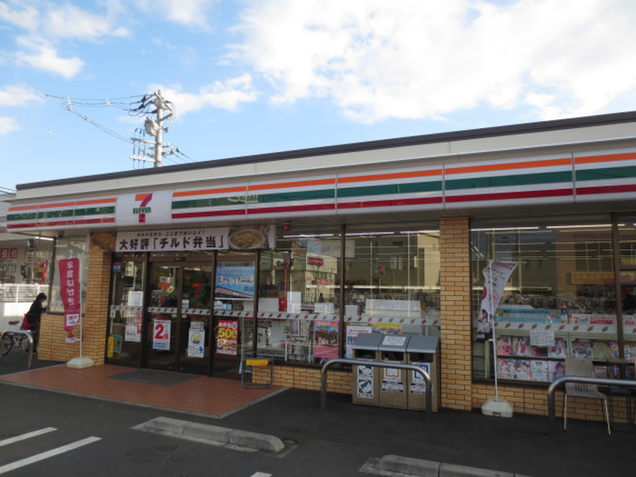 コンビニ　セブンイレブン（コンビニ）まで162m