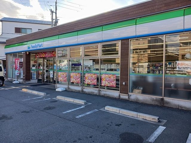 コンビニ　ファミリーマート様（コンビニ）まで250m